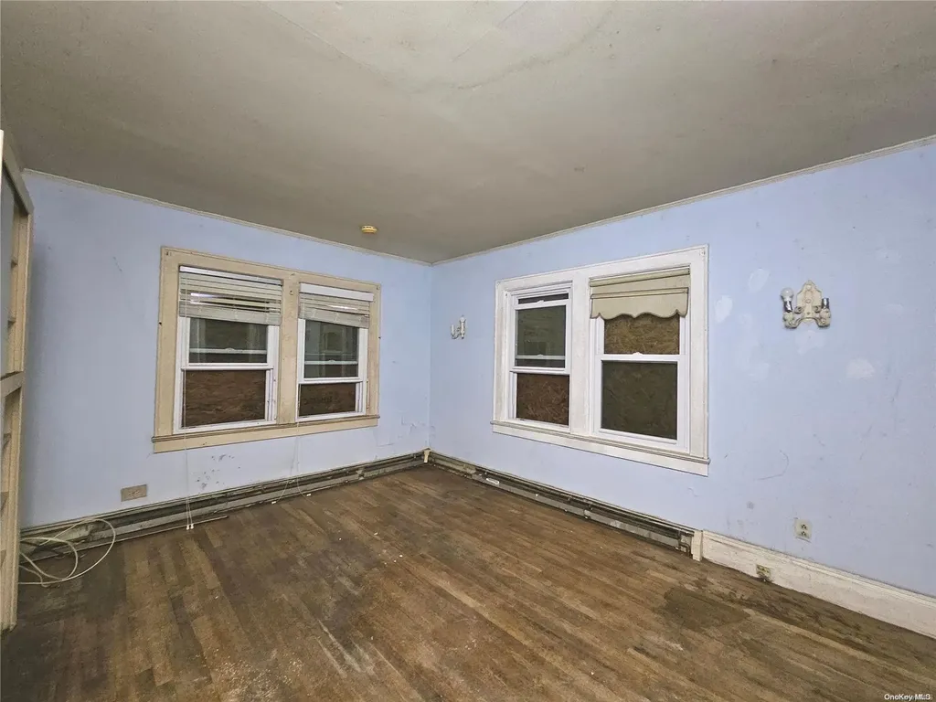 159 35th Street Lindenhurst NY 11757