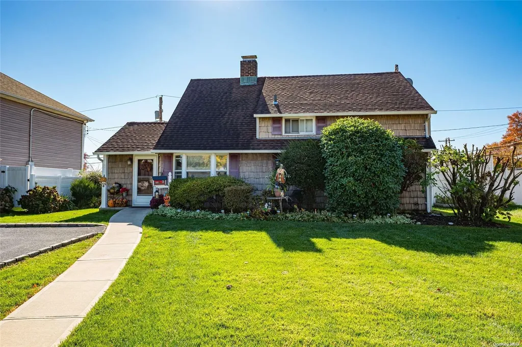 8 Swallow Lane Levittown NY 11756