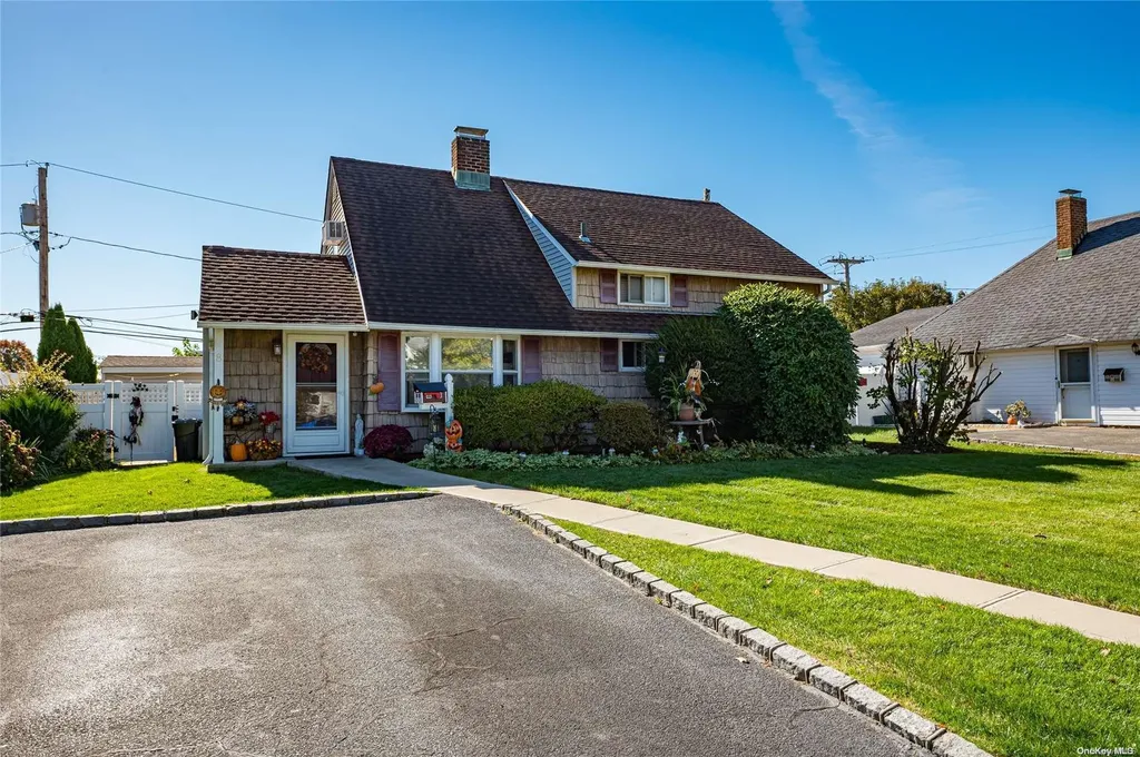 8 Swallow Lane Levittown NY 11756