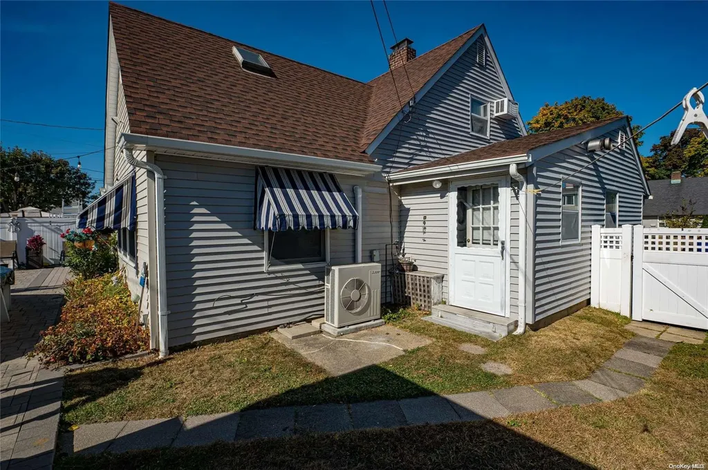 8 Swallow Lane Levittown NY 11756