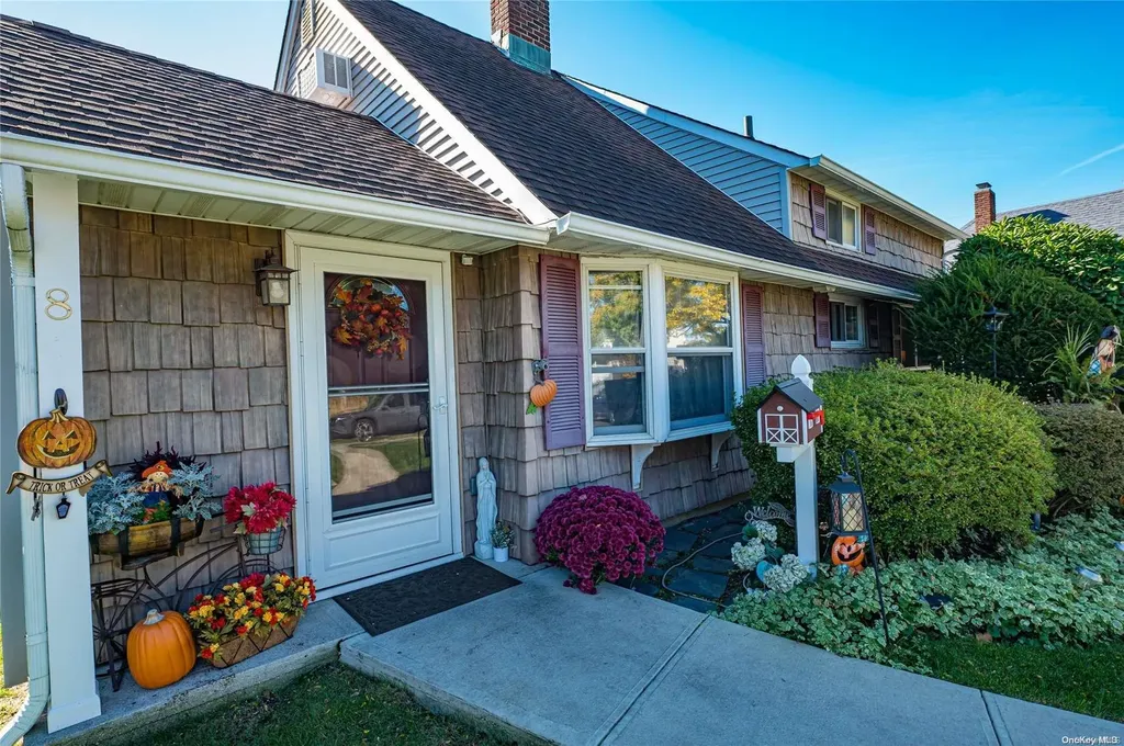 8 Swallow Lane Levittown NY 11756