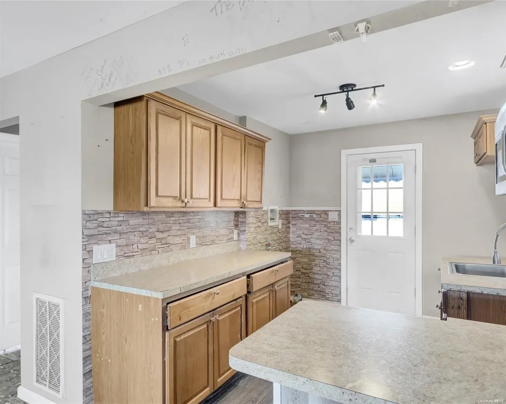 18 Schley Avenue Lindenhurst NY 11757
