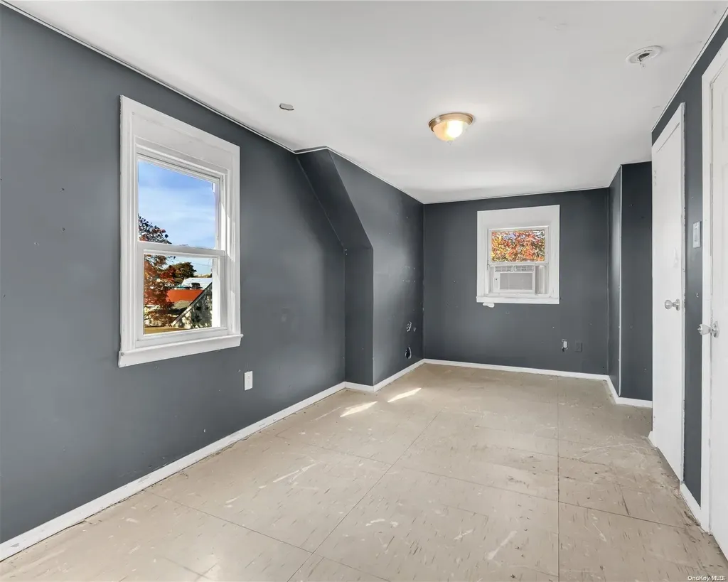 18 Schley Avenue Lindenhurst NY 11757