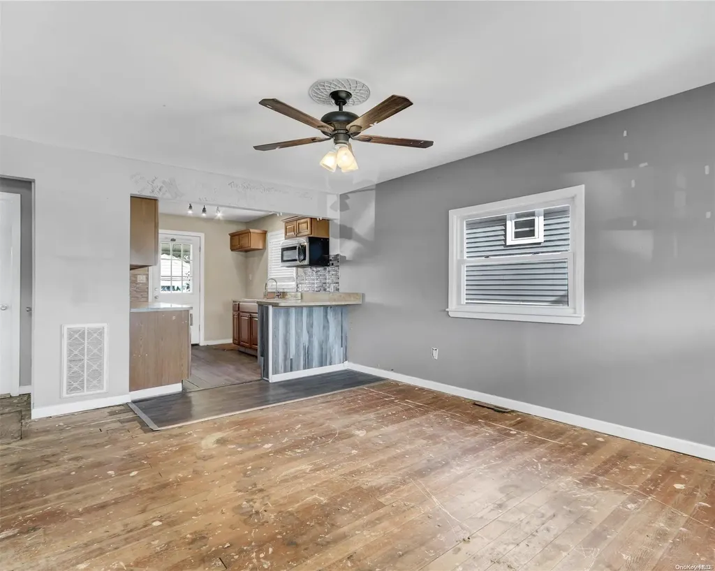 18 Schley Avenue Lindenhurst NY 11757