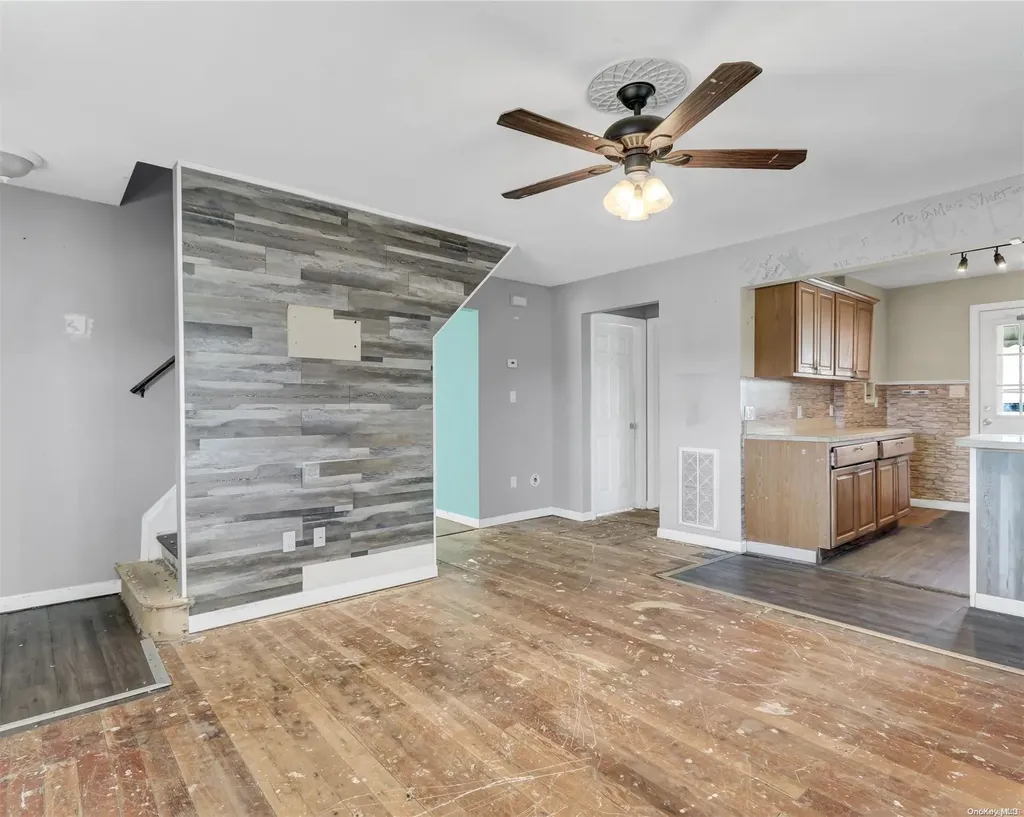 18 Schley Avenue Lindenhurst NY 11757