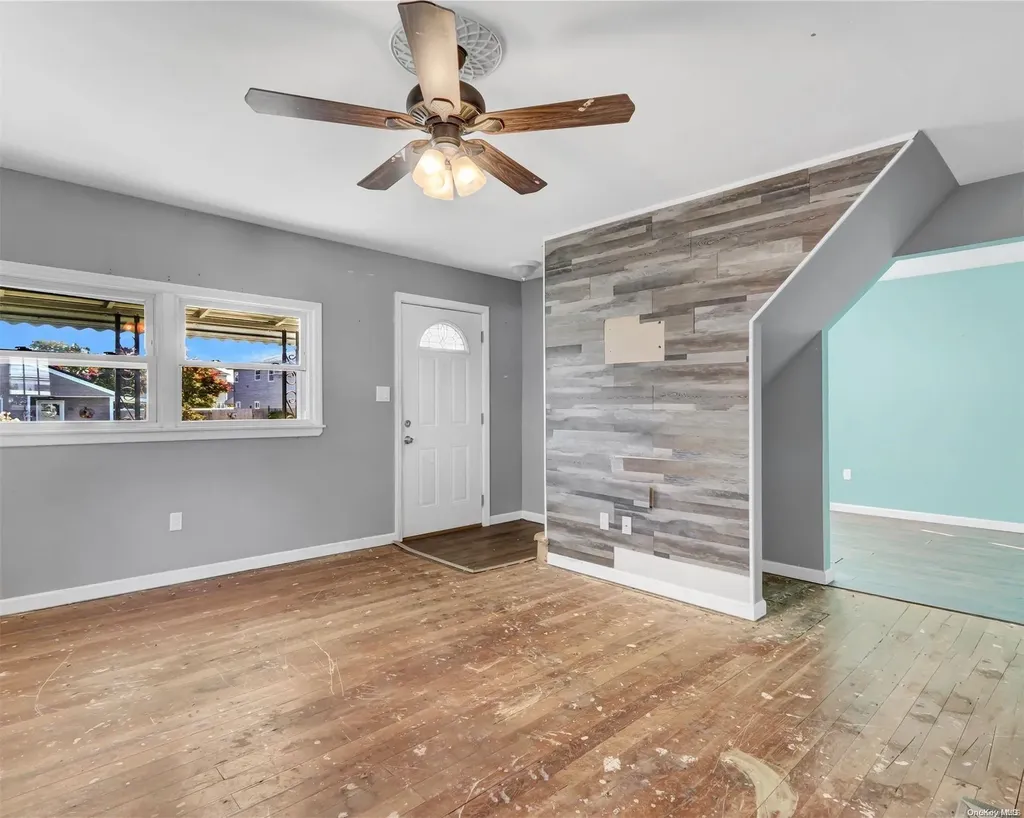 18 Schley Avenue Lindenhurst NY 11757
