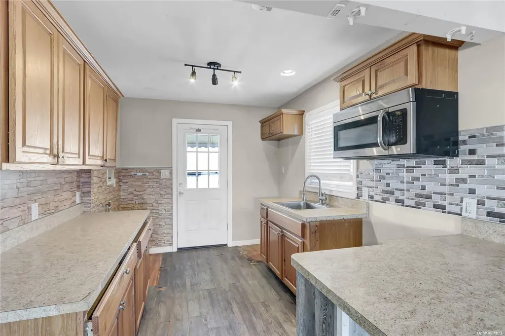 18 Schley Avenue Lindenhurst NY 11757