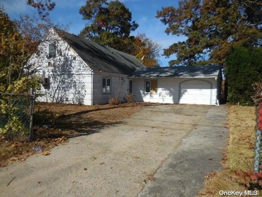 230 Calebs Path Brentwood NY 11717