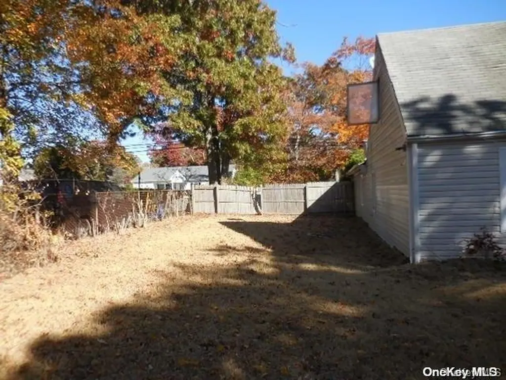 230 Calebs Path Brentwood NY 11717