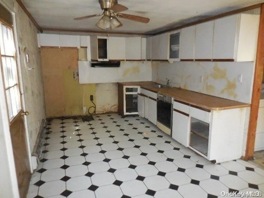 230 Calebs Path Brentwood NY 11717