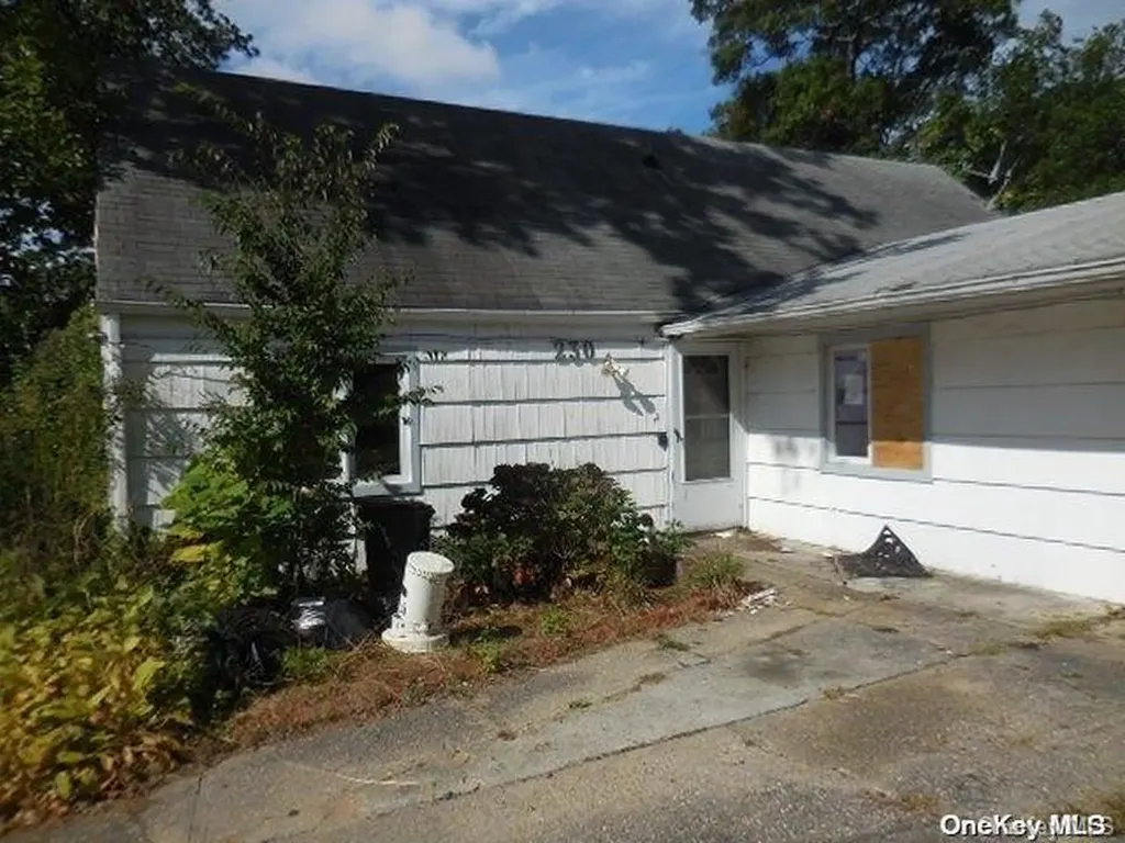 230 Calebs Path Brentwood NY 11717
