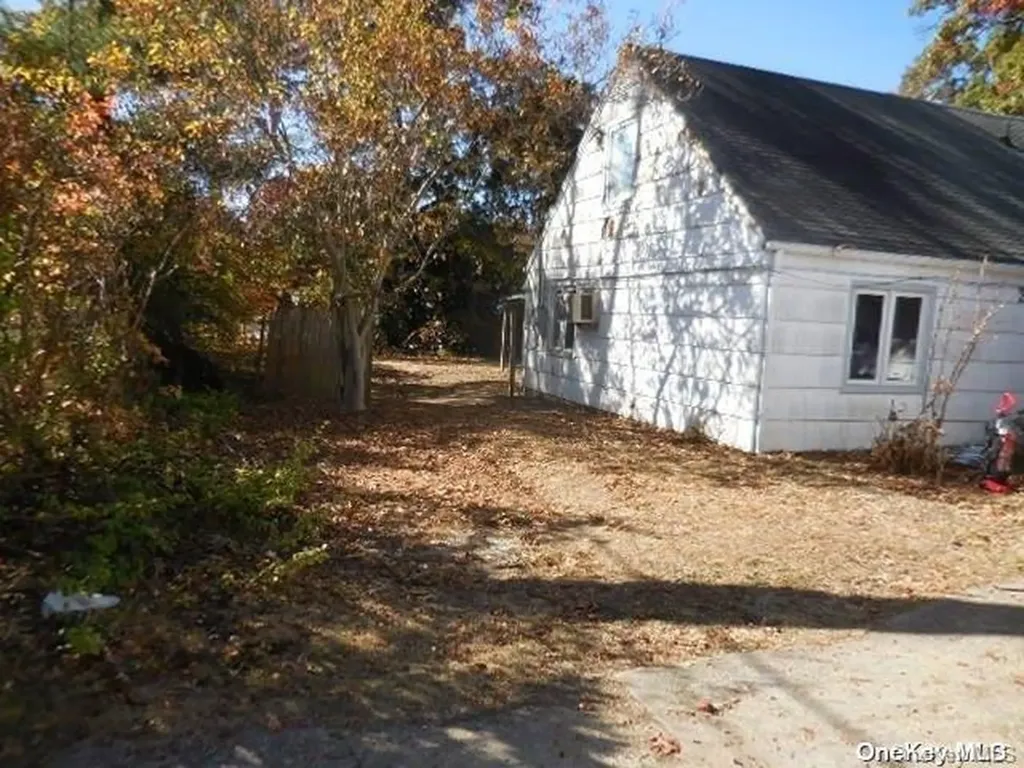 230 Calebs Path Brentwood NY 11717