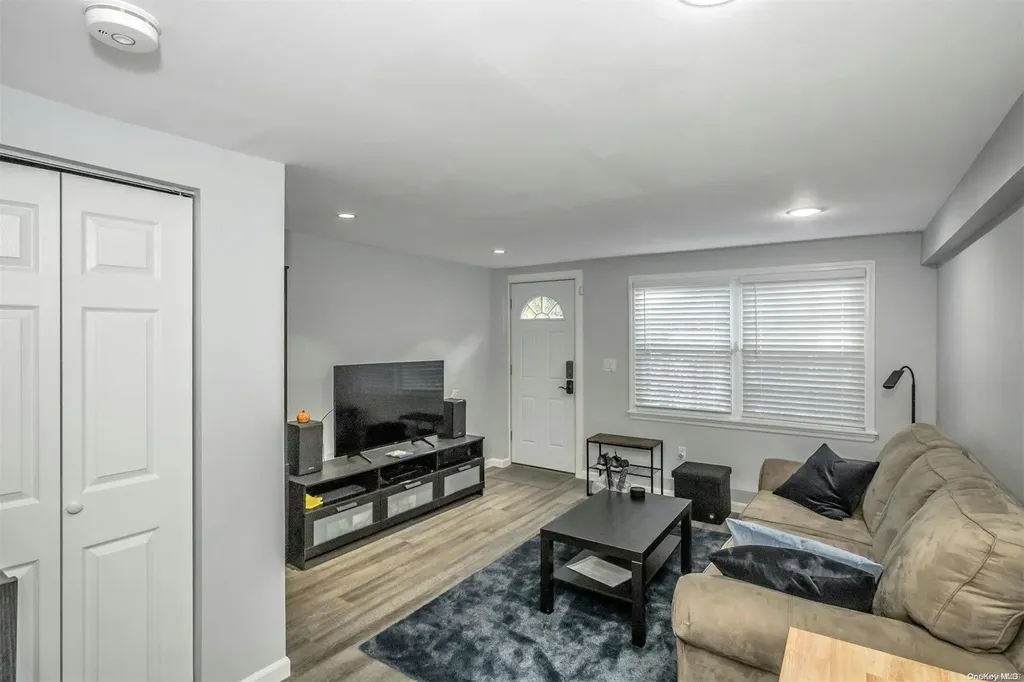 29 Thompson Hay Path Setauket NY 11733