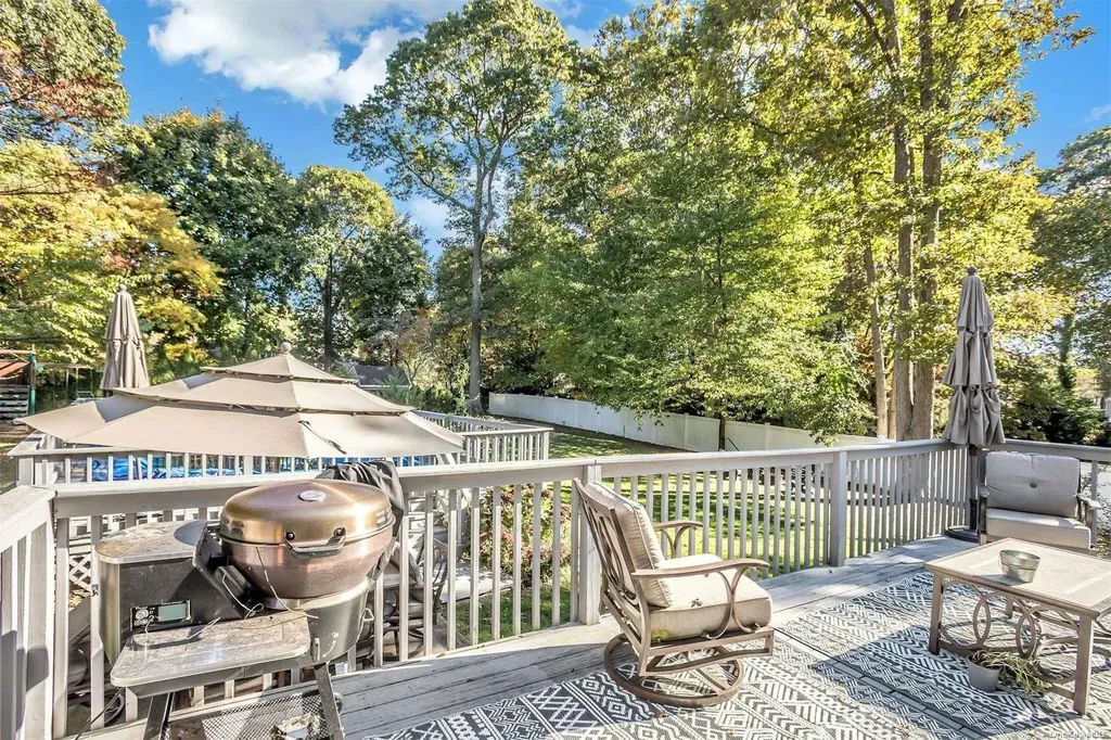 29 Thompson Hay Path Setauket NY 11733