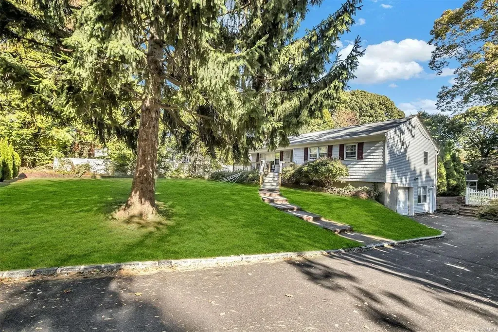 29 Thompson Hay Path Setauket NY 11733
