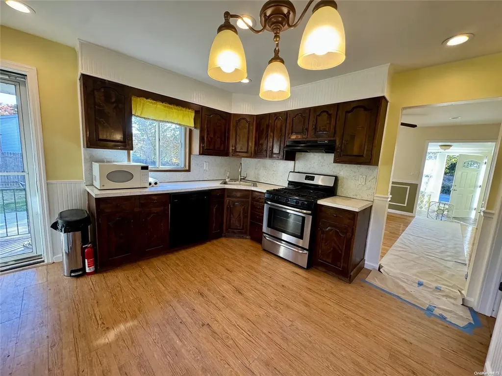 19 Brevoort Place Deer Park NY 11729