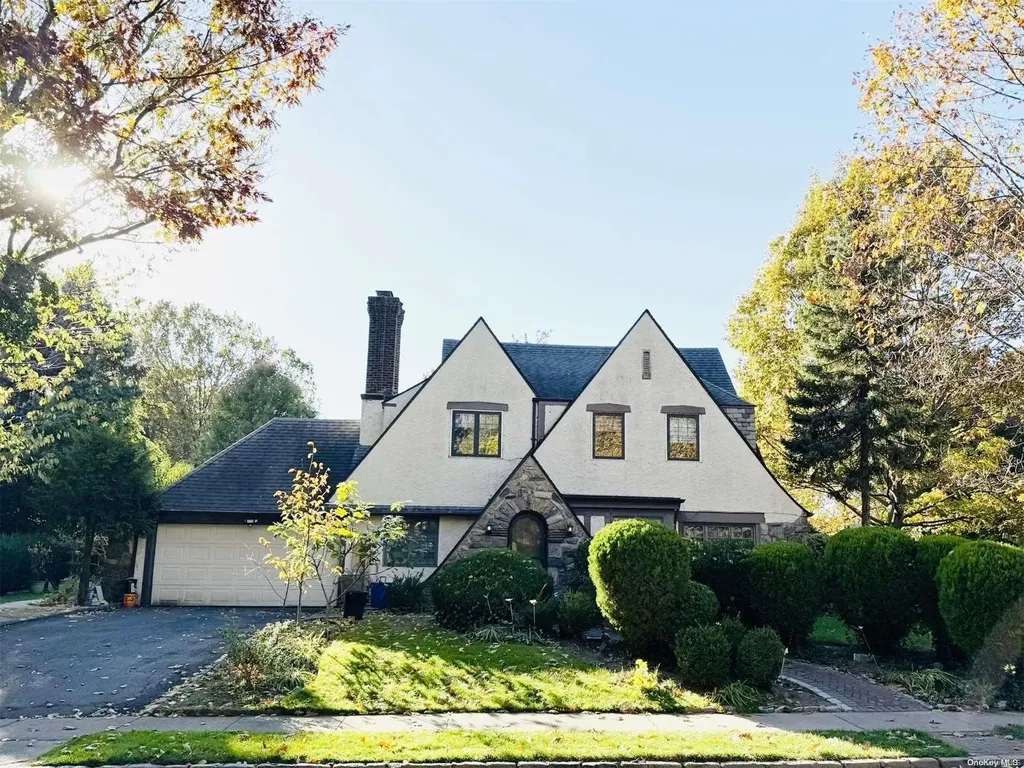 10 Carlton Road Great Neck NY 11021