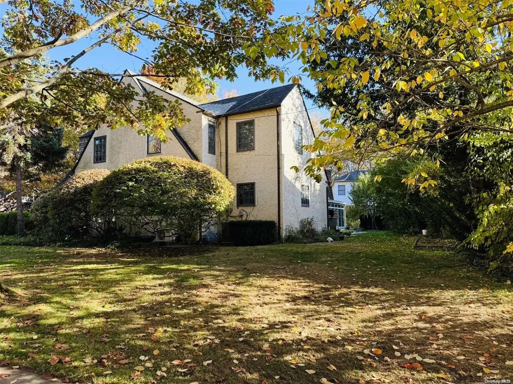 10 Carlton Road Great Neck NY 11021
