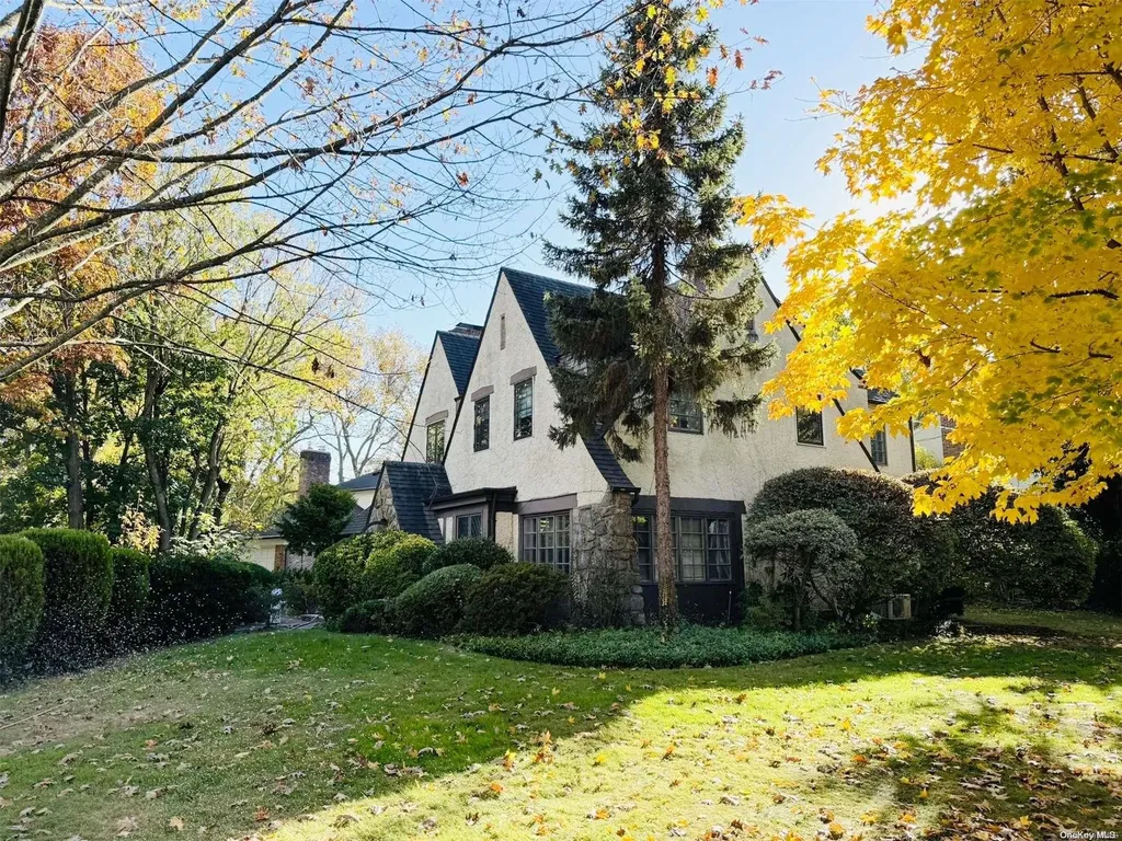 10 Carlton Road Great Neck NY 11021