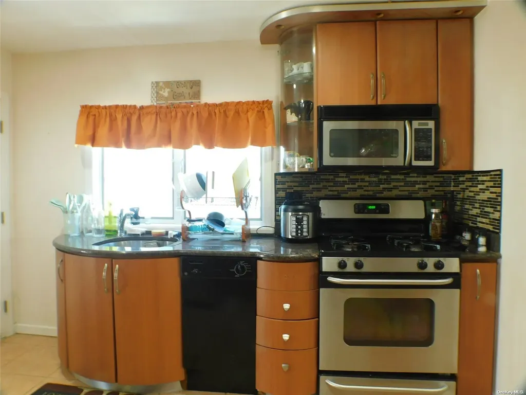 67 E Dean Street Freeport NY 11520