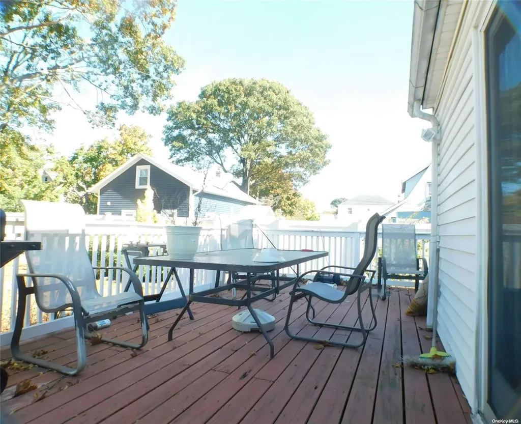 67 E Dean Street Freeport NY 11520