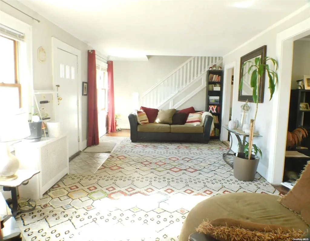 67 E Dean Street Freeport NY 11520