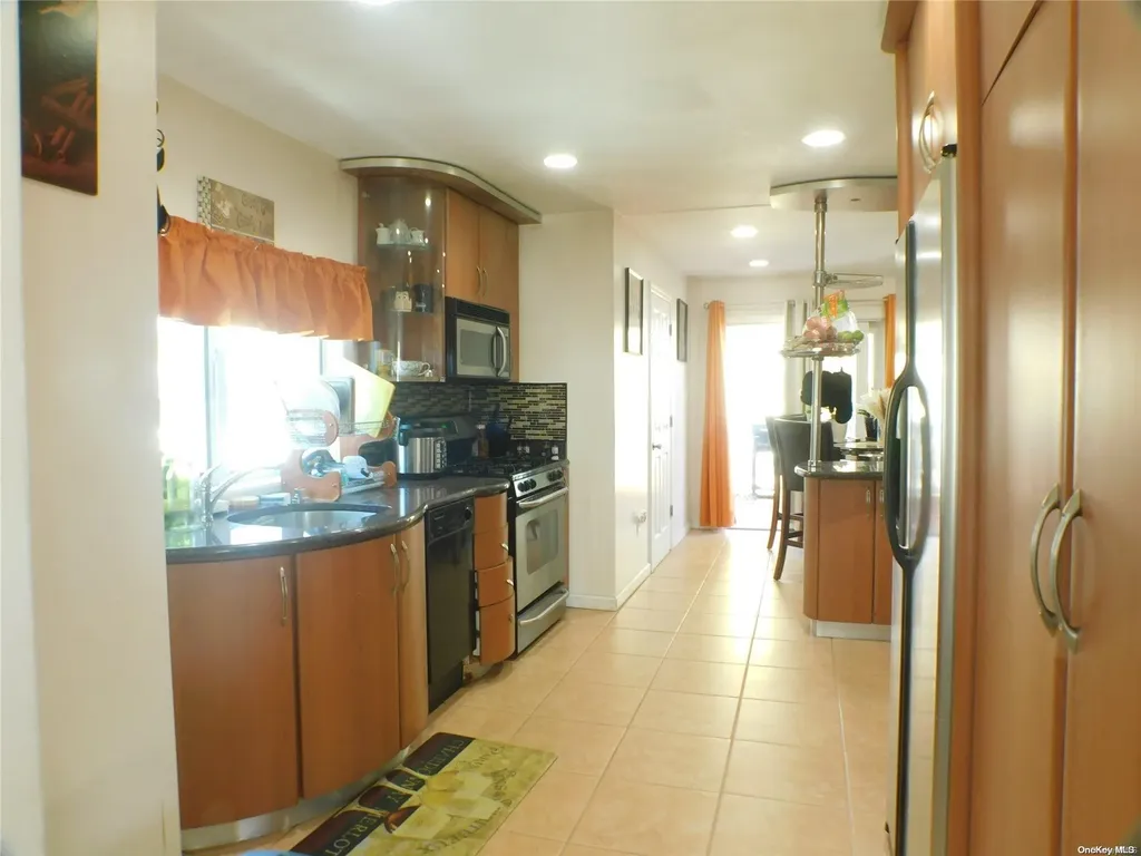 67 E Dean Street Freeport NY 11520