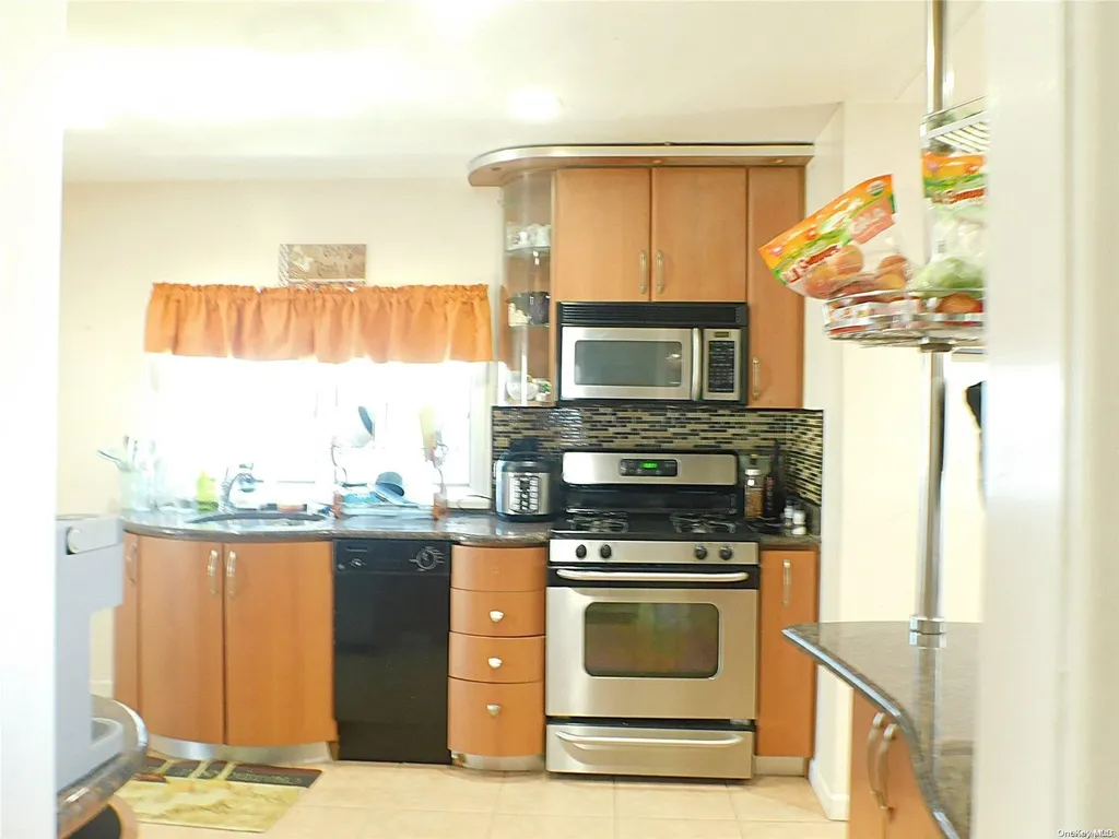 67 E Dean Street Freeport NY 11520