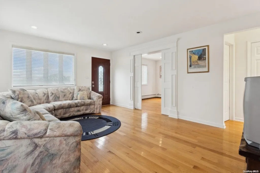 435 West Drive Copiague NY 11726