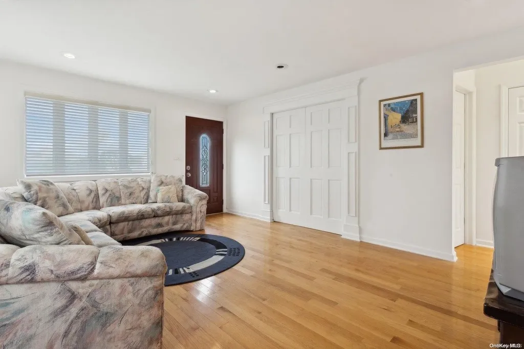 435 West Drive Copiague NY 11726