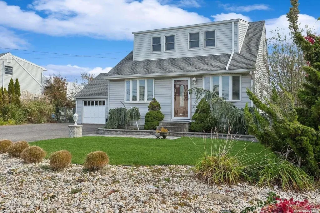 435 West Drive Copiague NY 11726