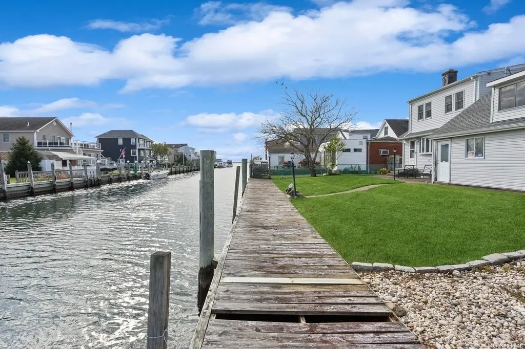 435 West Drive Copiague NY 11726