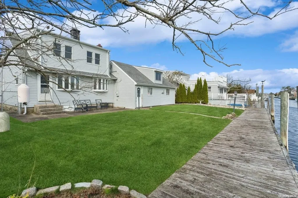 435 West Drive Copiague NY 11726
