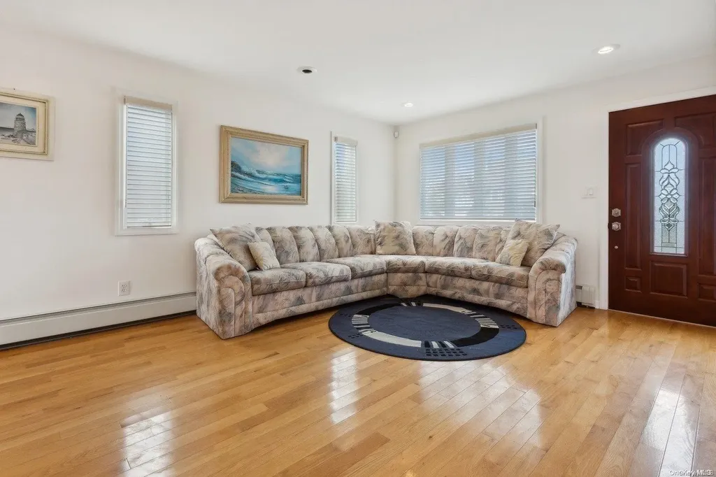 435 West Drive Copiague NY 11726