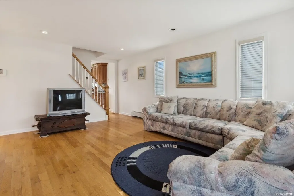 435 West Drive Copiague NY 11726