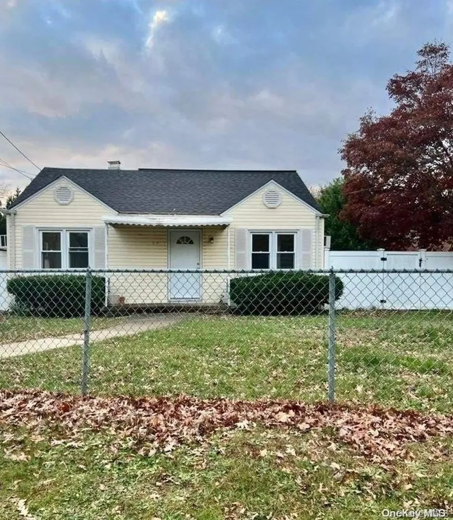 20 Carlls Path North Babylon NY 11703