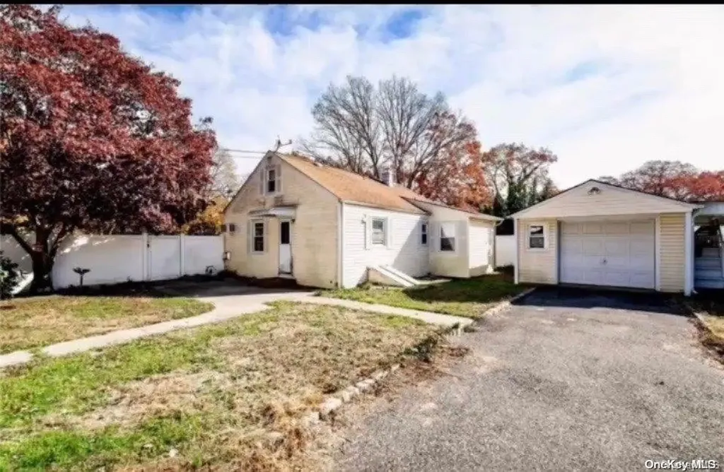 20 Carlls Path North Babylon NY 11703