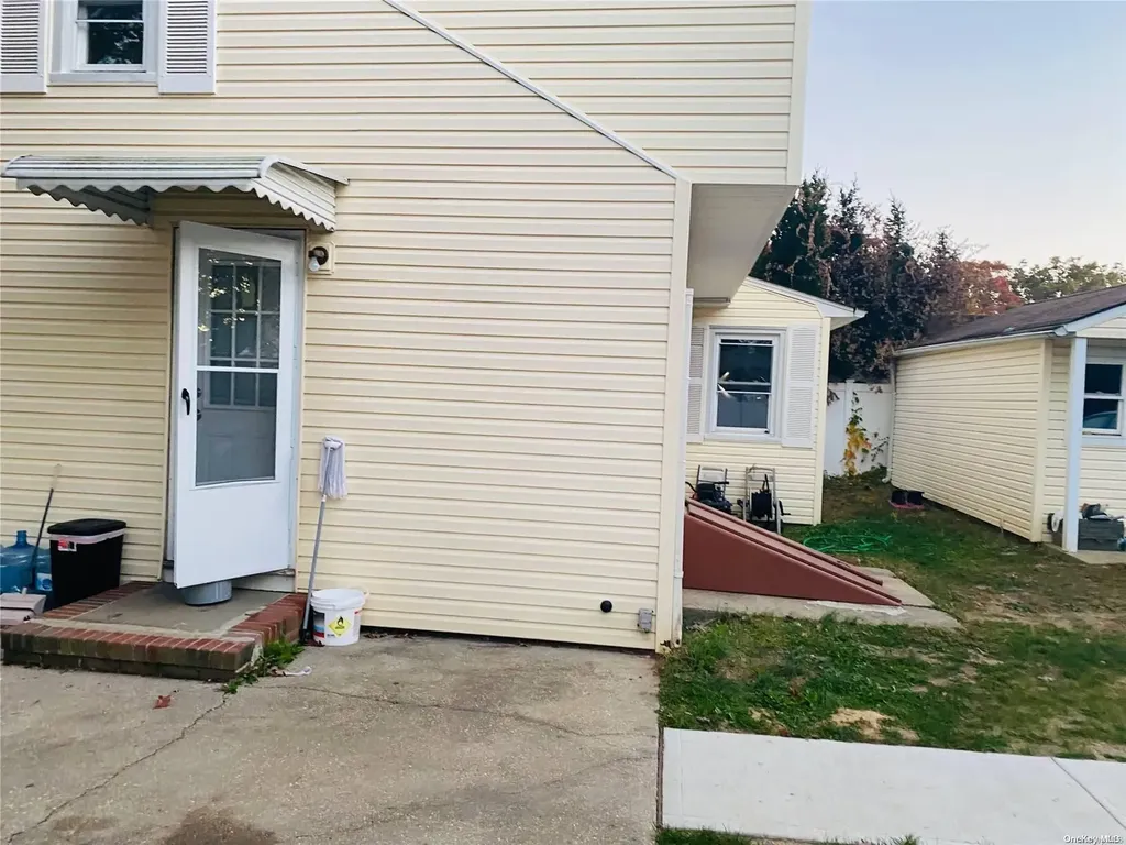 20 Carlls Path North Babylon NY 11703