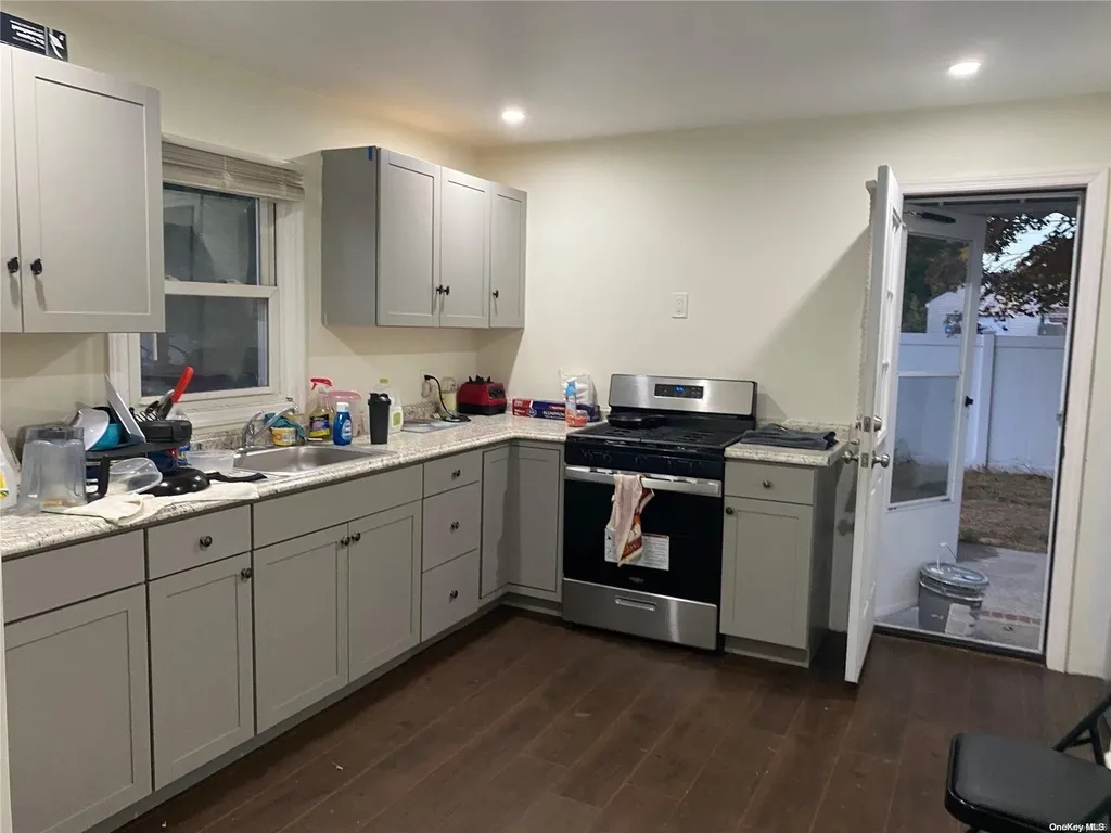 20 Carlls Path North Babylon NY 11703