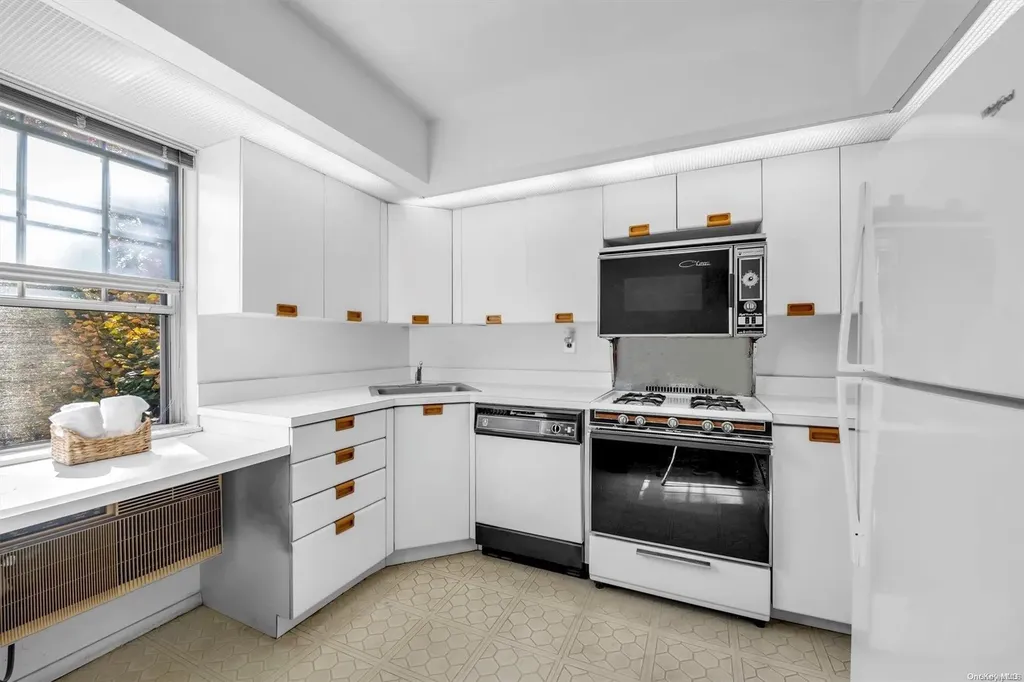13-25 Estates Lane Bayside NY 11360