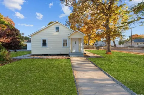 16 Delaware Road West Babylon NY 11704