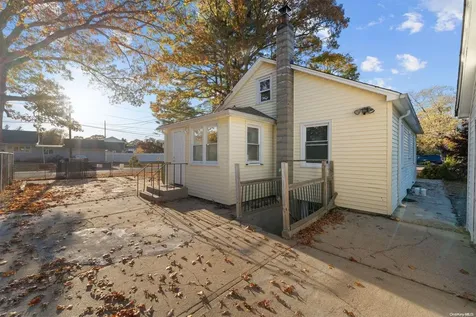 16 Delaware Road West Babylon NY 11704