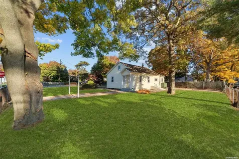 16 Delaware Road West Babylon NY 11704