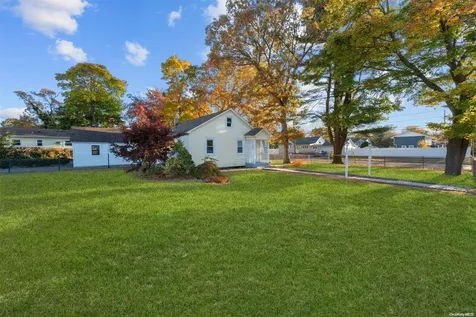 16 Delaware Road West Babylon NY 11704