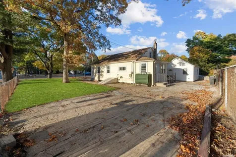 16 Delaware Road West Babylon NY 11704