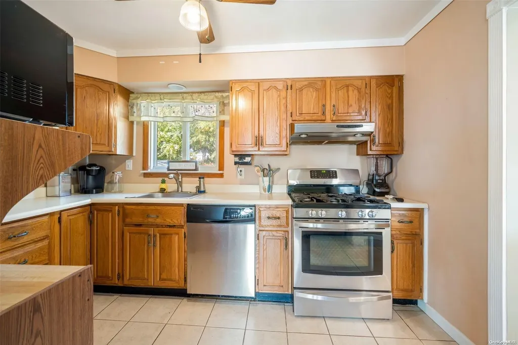 276 29th Street Lindenhurst NY 11757