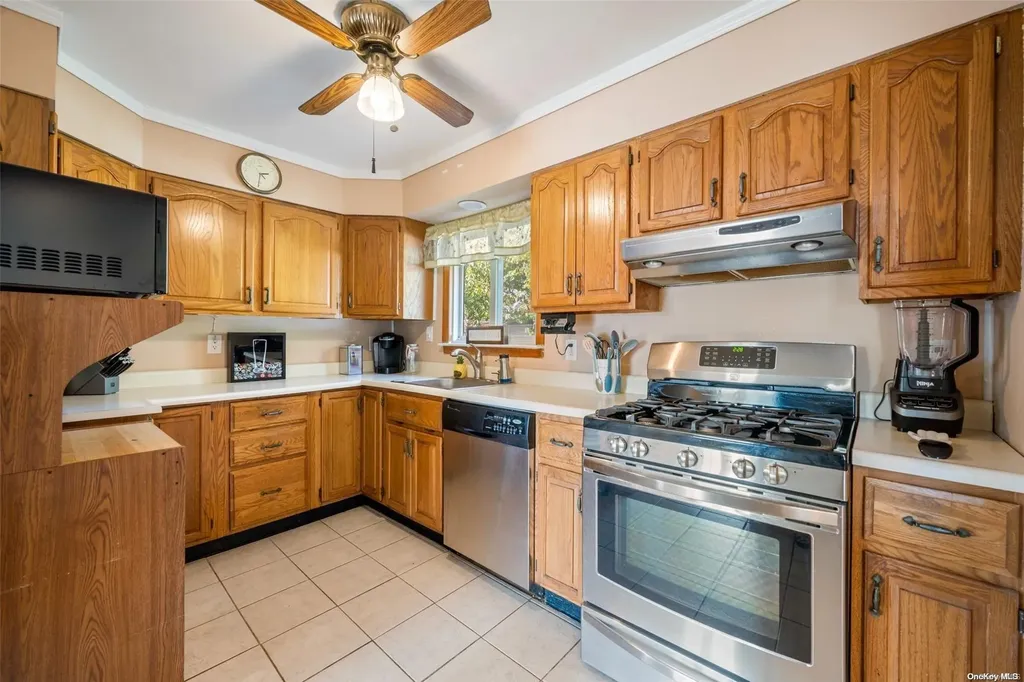 276 29th Street Lindenhurst NY 11757