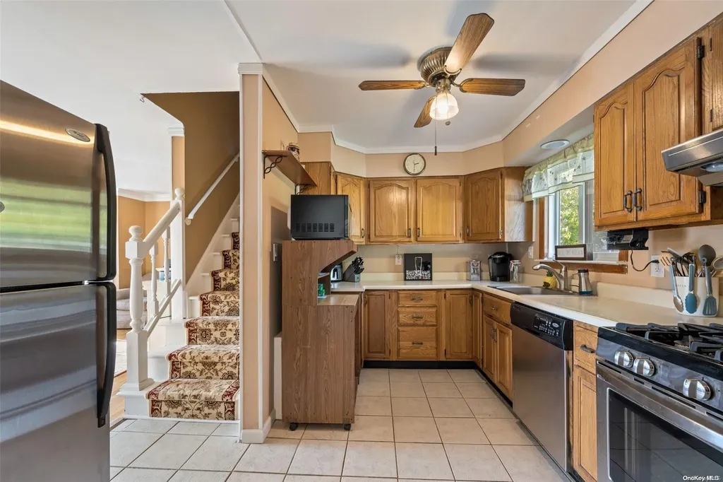 276 29th Street Lindenhurst NY 11757