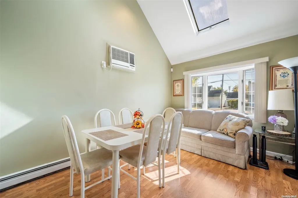276 29th Street Lindenhurst NY 11757