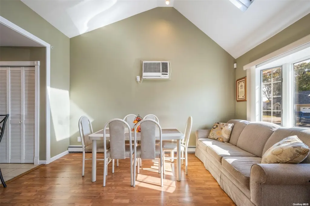 276 29th Street Lindenhurst NY 11757